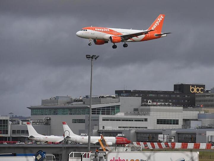 Ein Flugzeug vor der Landung auf dem Flughafen London-Gatwick.