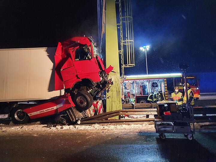 Die Autobahn 8 in Richtung München wurde gegen 5 Uhr am Montagmorgen wieder für den Verkehr freigegeben.