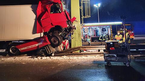 Die Autobahn 8 in Richtung München wurde gegen 5 Uhr am Montagmorgen wieder für den Verkehr freigegeben.