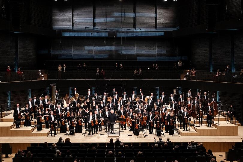 Simon Rattle (Mitte) und das Symphonieorchester des Bayerischen Rundfunks nach Mahlers Symphonie Nr. 9 in der Isarphilharmonie.