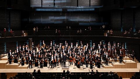 Simon Rattle (Mitte) und das Symphonieorchester des Bayerischen Rundfunks nach Mahlers Symphonie Nr. 9 in der Isarphilharmonie.