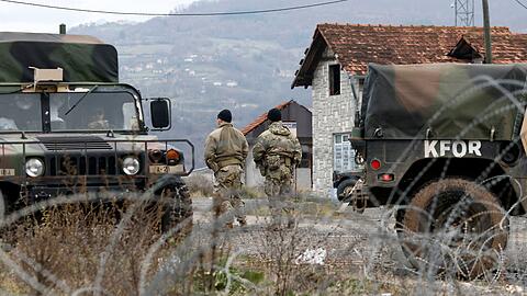 KFOR-Soldaten bewachen einen Kontrollpunkt unweit eines Übergangs an der Grenze zwischen Kosovo und Serbien.