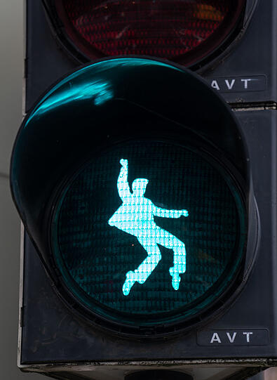 Ein Ampel-Männchen in Form eines tanzenden Elvis Presley leuchtet bei Grün an einer Fußgänger-Ampel am Elvis-Presley-Platz in Friedberg in Hessen auf.