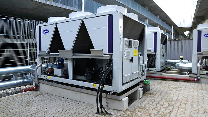 Zur Energiereduktion wurde die Rasenheizung auf Luft-Wasser-W&auml;rmepumpen umgestellt.