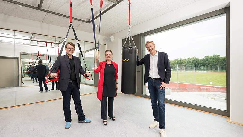 Im neuen Gymnastik- und Tanz-Raum in der Siegenburger Stra&szlig;e: 
Stadtschulrat Florian Kraus, Baureferentin Jeanne-Marie Ehbauer und OB Dominik Krause (v.l.).