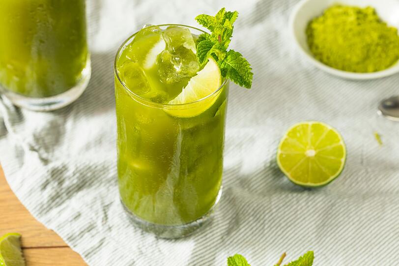 Matcha-Limonade ist ein idealer Sommerdrink f&uuml;r Gro&szlig; und Klein. F&uuml;r ein Glas verr&uuml;hren Sie drei Essl&ouml;ffel frischen Zitronensaft mit einem Essl&ouml;ffel Ahornsirup oder braunem Zucker und 120 Millilitern Wasser. In einer Schale wird ein halber Teel&ouml;ffel Matcha-Pulver gesiebt und mit 50 Millilitern hei&szlig;em Wasser bei rund 70 Grad zu einer Paste anger&uuml;hrt. Danach kommt die Paste ins Glas. Zum Schluss mit Eisw&uuml;rfeln und Zitronenscheiben auff&uuml;llen.