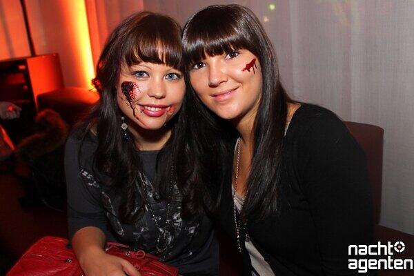 Rococo Halloween Clubbing im 8 Seasons. Mehr Bilder unter: www.nachtagenten.de.