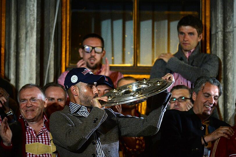 So sehen Sieger aus! Ausgelassen feiern die Bayern-Stars die früheste Meisterschaft der Geschichte. Die Bilder vom Marienplatz