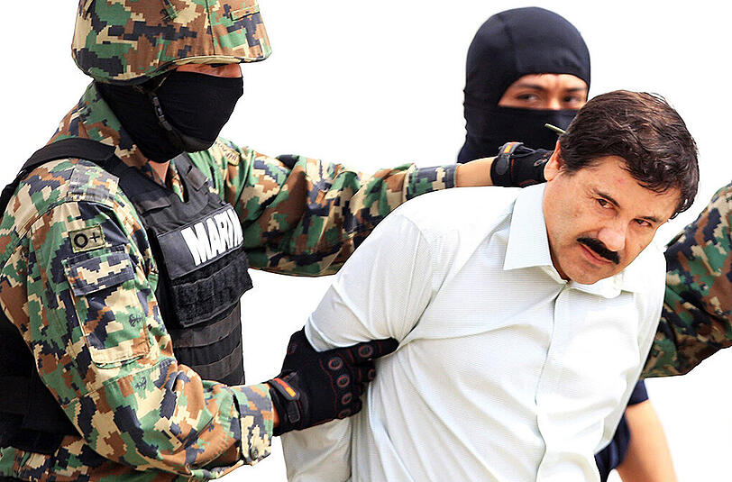 Februar 2014: Der mexikanische Drogenboss "El Chapo" wird von Einsatzkräften der Spezialeinheit abgeführt. (Archivbild)