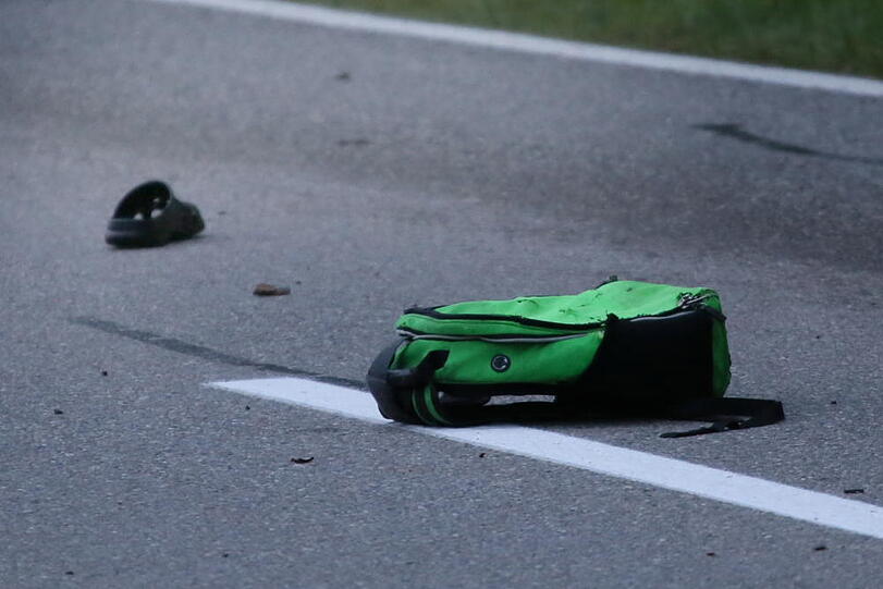 Tragisches Ende einer Partynacht: Ein Mann schlief auf der Straße ein und wurde überfahren. Bilder vom Unfallort.