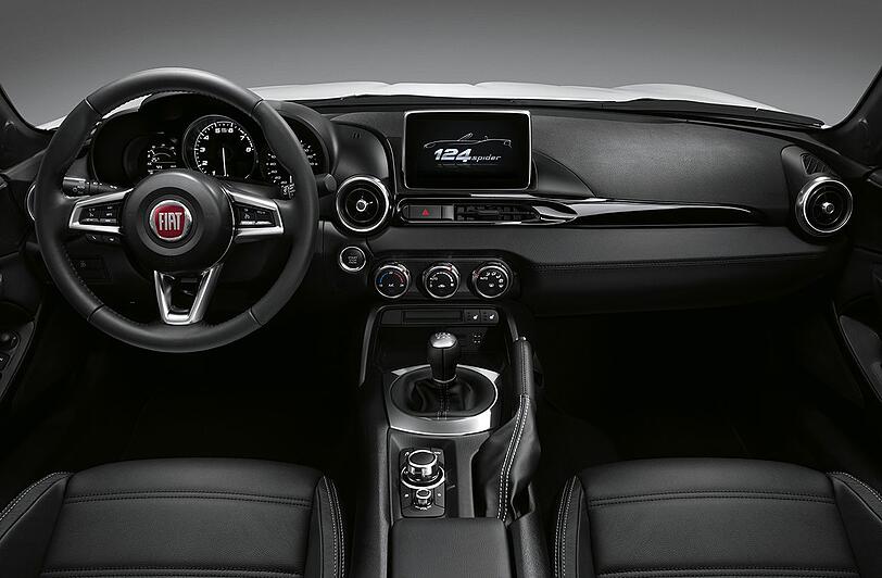 Der Innenraum des Fiat 124 Spider mit Softtouch-Material und großem Touchscreen wirkt sehr hochwertig.