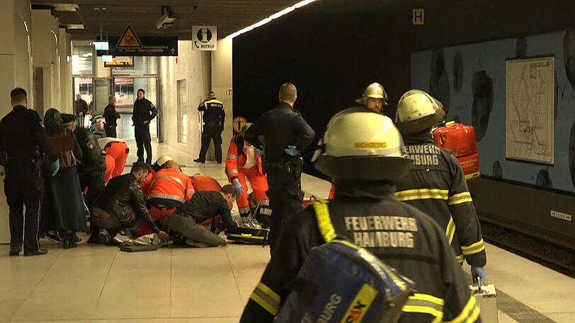 Notärzte versorgen eine mit einem Messer verletzte Person auf der S-Bahnhaltestelle Jungfernstieg.