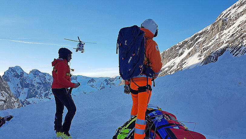 Mehr als fünf Stunden lang waren 18 Ramsauer Bergwachtler im Einsatz um einen verletzten Skitourengeher zu bergen.