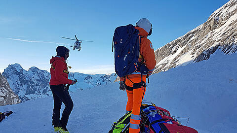Mehr als fünf Stunden lang waren 18 Ramsauer Bergwachtler im Einsatz um einen verletzten Skitourengeher zu bergen.
