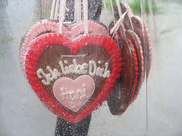 Lebkuchen-Herzen unter dem Regenschutz.