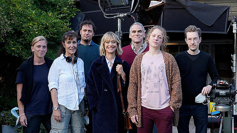 "Tatort: Blind Date"-Dreh mit Heike Makatsch (Mitte) und Sebastian Blomberg (hinten Mitte) sowie Kamerafrau Cornelia Janssen, Regisseurin Ute Wieland, Producer Pascal Nothdurft, Episodenhauptdarstellerin Henriette Nagel, Produzent Marc Müller-Kaldenberg