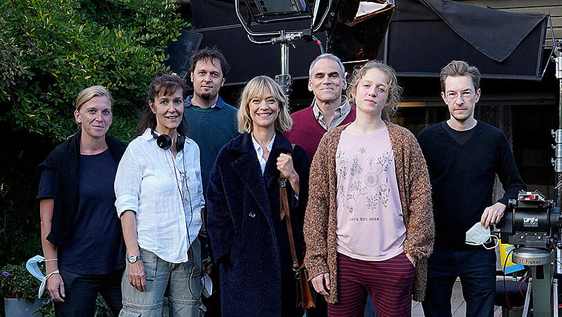 "Tatort: Blind Date"-Dreh mit Heike Makatsch (Mitte) und Sebastian Blomberg (hinten Mitte) sowie Kamerafrau Cornelia Janssen, Regisseurin Ute Wieland, Producer Pascal Nothdurft, Episodenhauptdarstellerin Henriette Nagel, Produzent Marc Müller-Kaldenberg "Tatort: Blind Date"-Dreh mit Heike Makatsch (Mitte) und Sebastian Blomberg (hinten Mitte) sowie Kamerafrau Cornelia Janssen, Regisseurin Ute Wieland, Producer Pascal Nothdurft, Episodenhauptdarstellerin Henriette Nagel, Produzent Marc Müller-Kaldenberg