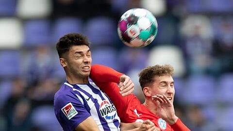John-Patrick Strauß (l) im Kopfballduell mit dem Kieler Phil Neumann.