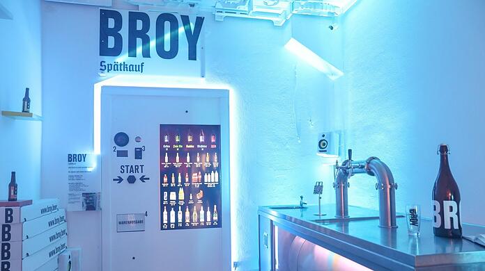 Wenn "eben mal Bierholen" zum Erlebnis wird. Dieser Spätkauf sieht nicht nur futuristisch aus, er kann sogar sprechen. Links im Bild: die Broy-Stangen.