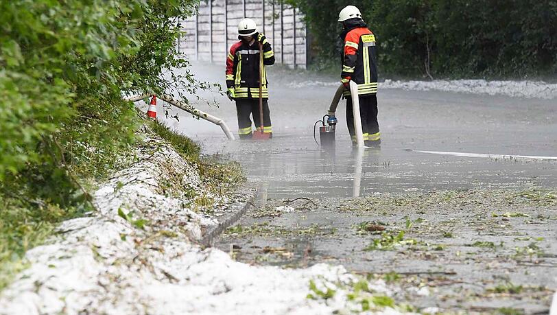 Im nördlichen Landkreis Freising richtete ein schwerer Hagelsturm am Nachmittag große Schäden an. Im nördlichen Landkreis Freising richtete ein schwerer Hagelsturm am Nachmittag große Schäden an.