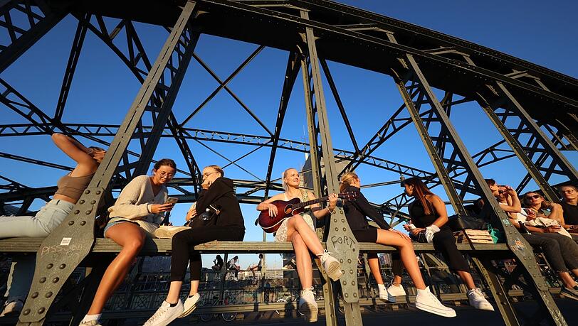 Monaco Fränzy mit Gitarre auf der Hackerbrücke: Kaum ein Sommer-Platz steht mehr für das neue, junge München.