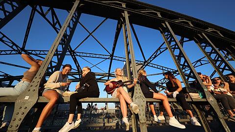 Monaco Fränzy mit Gitarre auf der Hackerbrücke: Kaum ein Sommer-Platz steht mehr für das neue, junge München.