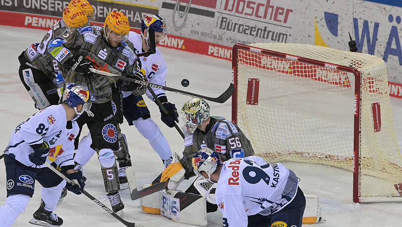 Patrick Hager bringt den EHC München in Bremerhaven mit 2:1 in Führung.