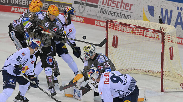 Patrick Hager bringt den EHC München in Bremerhaven mit 2:1 in Führung.