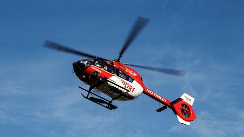 Ein Rettungshubschrauber setzt zur Landung an.