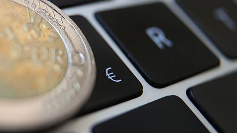 Mit dem digitalen Euro "hätten Verbraucherinnen und Verbraucher die Möglichkeit, neben Banknoten und Münzen auch eine digitale Form von Zentralbankgeld zu nutzen", sagt die EZB.