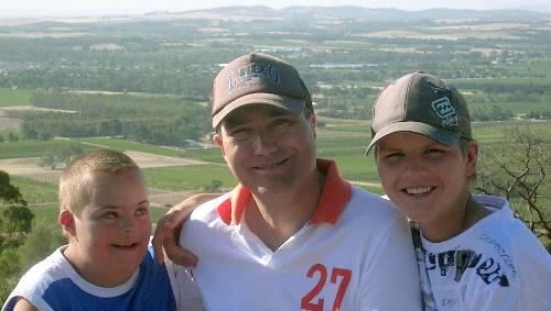 Der Arzt Bernard Möller mit seinen beiden Söhnen Lukas (l.) und Felix Der Arzt Bernard Möller mit seinen beiden Söhnen Lukas (l.) und Felix