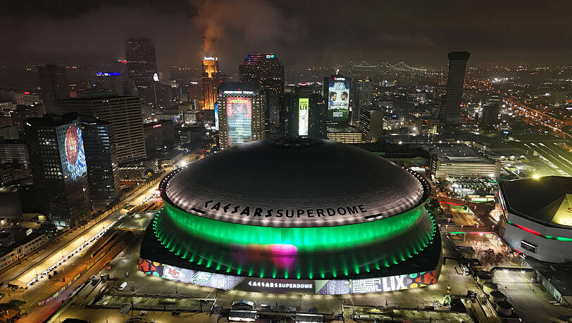 NFL, American Football Herren, USA Super Bowl LIX-Caesars Superdome Feb 10, 2025 New Orleans, LA, USA A general overall view of the Caesars Superdome illuminated in green after the Philadelphia Eagles victory over the Kansas City Chiefs in Super Bowl LIX. New Orleans Caesars Superdome LA USA, EDITORIAL USE ONLY PUBLICATIONxINxGERxSUIxAUTxONLY Copyright: xKirbyxLeex 20250210_gma_al2_0054