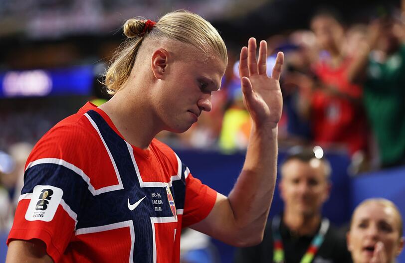 Norwegens Star Erling Haaland brachte einen ausgestopften Waschbär von der WM mit nach Hause. Norwegens Star Erling Haaland brachte einen ausgestopften Waschbär von der WM mit nach Hause.