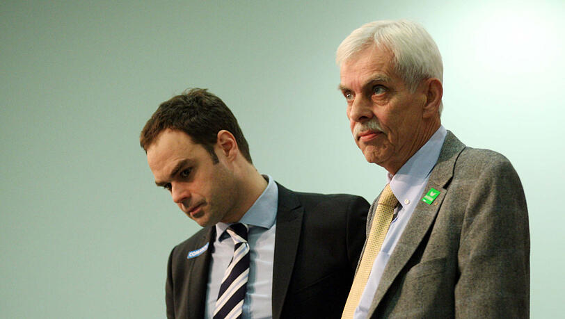 Geschäfstfüher Robert Schäfer Schäfer und Präsident Dieter Schneider stehen bei der Rettung des TSV 1860 kurz vor dem Durchbruch. Geschäfstfüher Robert Schäfer Schäfer und Präsident Dieter Schneider stehen bei der Rettung des TSV 1860 kurz vor dem Durchbruch.