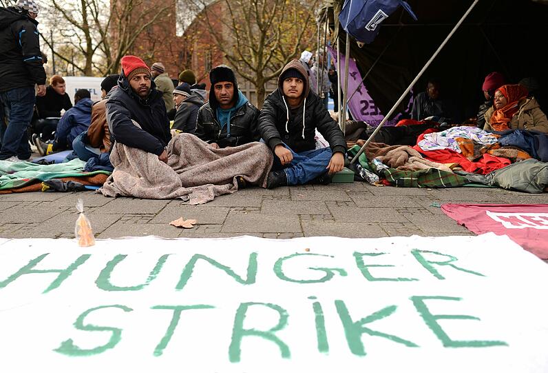 Paletten sind nicht erlaubt. Die Isomatten der Demonstranten liegen teils auf dem blanken Beton. Einige haben Schaumstoffmatratzen gegen die Kälte mitgebracht.