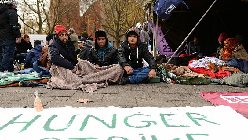 Paletten sind nicht erlaubt. Die Isomatten der Demonstranten liegen teils auf dem blanken Beton. Einige haben Schaumstoffmatratzen gegen die Kälte mitgebracht. Paletten sind nicht erlaubt. Die Isomatten der Demonstranten liegen teils auf dem blanken Beton. Einige haben Schaumstoffmatratzen gegen die Kälte mitgebracht.