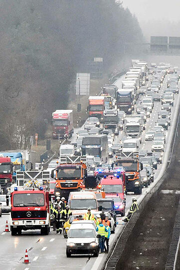 Unfall auf der A8 beim Holfoldinger Forst. Die Bilder.