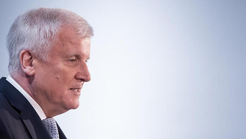 Seehofer stellte klar, dass die Konzepte erst "mit all ihren Wirkungen ausgeleuchtet" werden müssen. Seehofer stellte klar, dass die Konzepte erst "mit all ihren Wirkungen ausgeleuchtet" werden müssen.