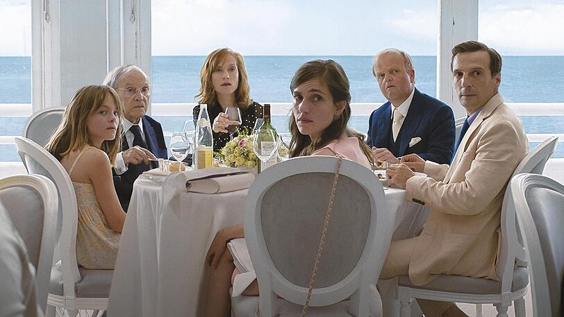 Eine abgründige Familie mit Isabelle Huppert (Dritte von links), Jean-Louis Trintignant (Zweiter von links) und Mathieu Kassovitz (rechts).
