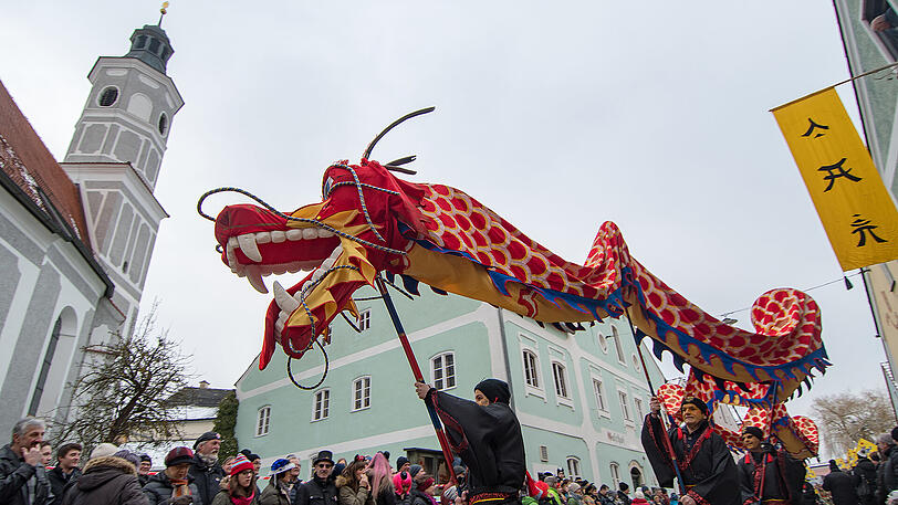 Zum 90. Mal hat die oberpfälzische Stadt Dietfurt am Unsinnigen Donnerstag ihren Chinesenfasching gefeiert. Tausende Menschen besuchten das Spektakel - "Kille Wau" lautet ihr Ruf.