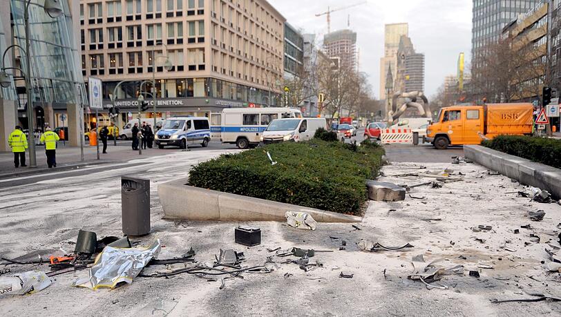 Die Kreuzung, in der sich der Unfall ereignete, war anschließend ein einziges Trümmerfeld. Die Kreuzung, in der sich der Unfall ereignete, war anschließend ein einziges Trümmerfeld.