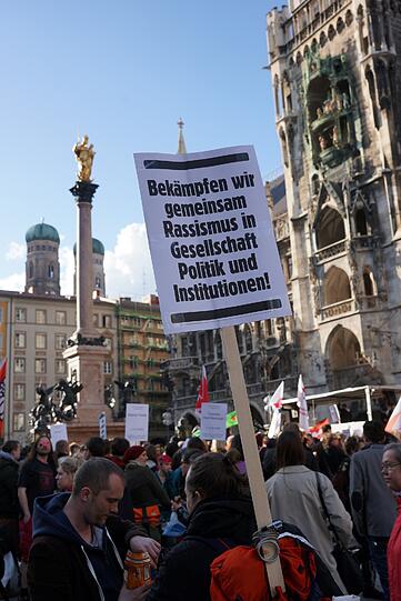 Tausende Demonstranten haben vor dem Start des NSU-Prozesses in München an das Schicksal der Opfer erinnert. Sie verlangten einen konsequenten Kampf gegen die braune Gefahr. Die Bilder!