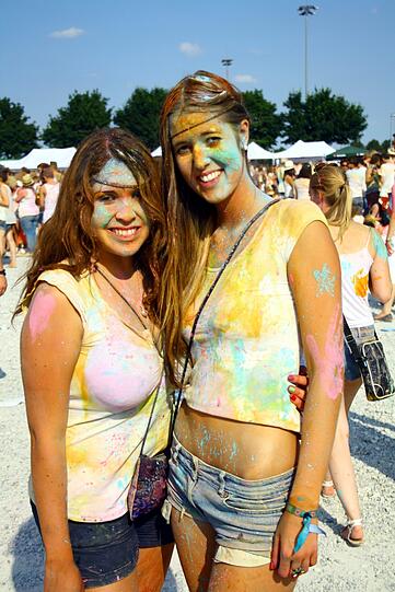 Bunter geht nicht: Das Holi One Color Festival in Riem. Die Bilder.