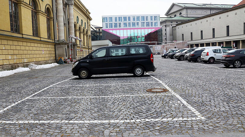Und plötzlich stehen da Autos: der Marstallplatz.