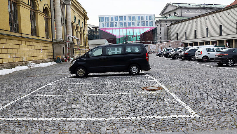 Und plötzlich stehen da Autos: der Marstallplatz. Und plötzlich stehen da Autos: der Marstallplatz.