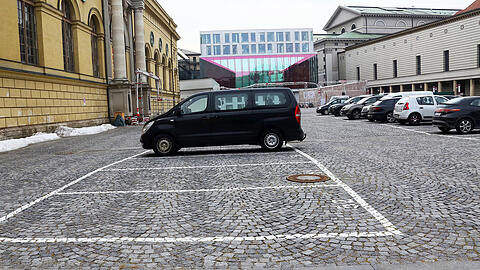 Und plötzlich stehen da Autos: der Marstallplatz.