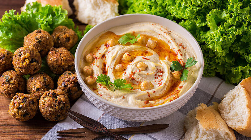 Kichererbsen lassen sich zu Hummus oder Falafel verarbeiten.