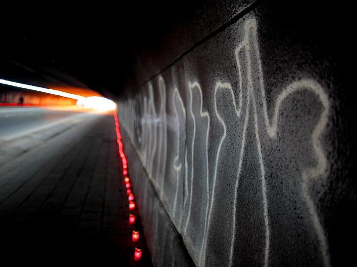 Kerzen zum Gedenken an die Opfer stehen aufgereiht im Tunnel zum ehemaligen Loveparade-Gelände.