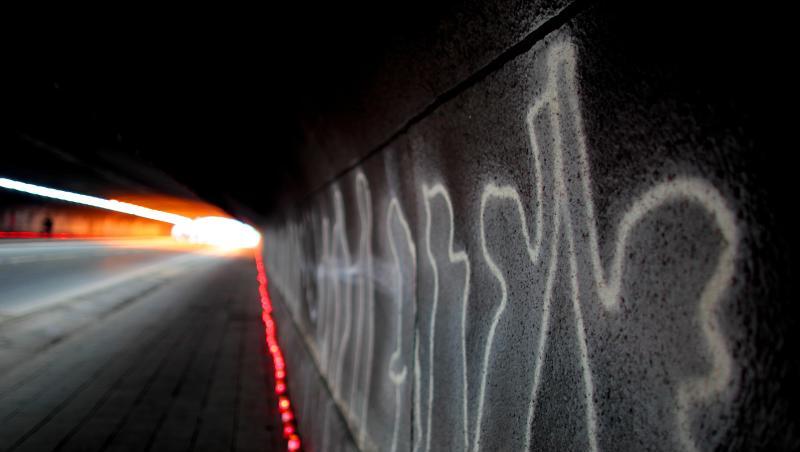 Kerzen zum Gedenken an die Opfer stehen aufgereiht im Tunnel zum ehemaligen Loveparade-Gelände. Kerzen zum Gedenken an die Opfer stehen aufgereiht im Tunnel zum ehemaligen Loveparade-Gelände.