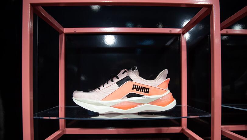 Ein Schuh von Puma steht in einer Vitrine.